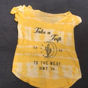 yellow/white t-shirt from hollister